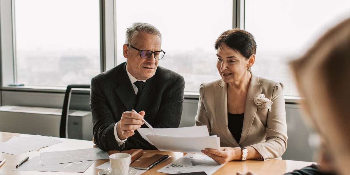 personas mirando documentos